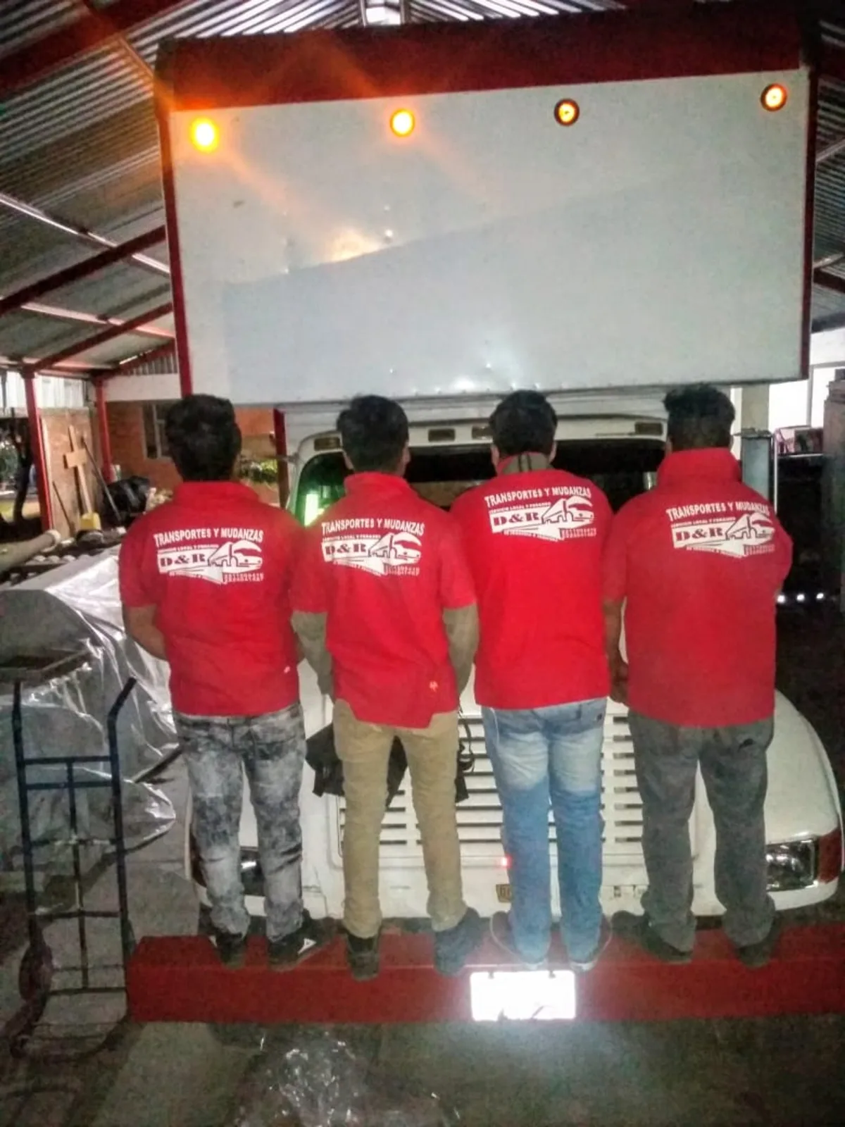 Equipo de Fletes y Mudanzas D&R uniformado