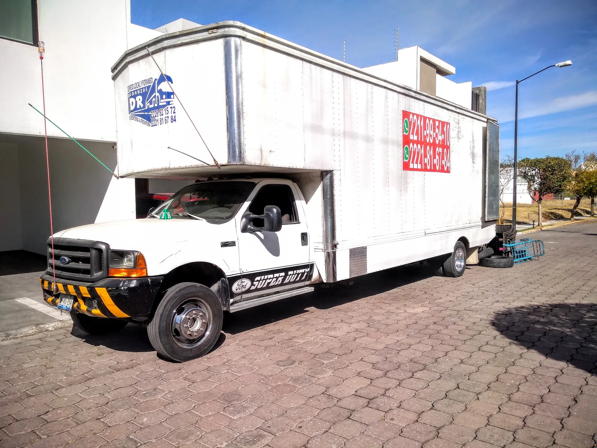 Unidad de Fletes y Mudanzas D&R lista para un servicio